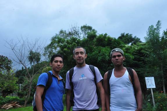 Pronto para subir o vulcão Maderos, com os guias Carlos e Juan, na Isla Ometepe, no Lago de Nicarágua